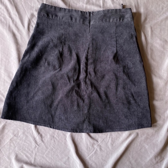 Black skirt with gold chain accessories - Picture 2 of 2